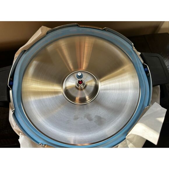 Kuhn Rikon Stainless 8 qt Duromatic Family Style Stockpot pressure cooker - Picture 3 of 9